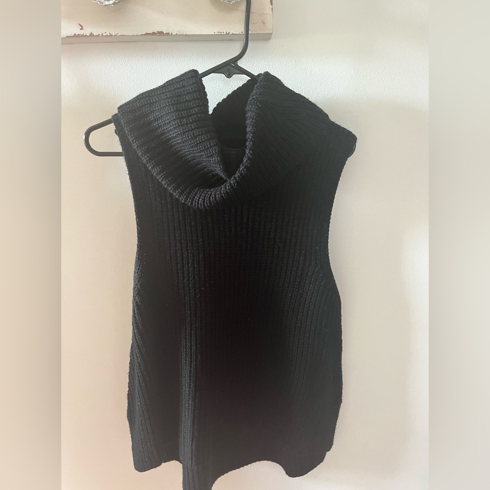 Black cow neck sleeveless sweater